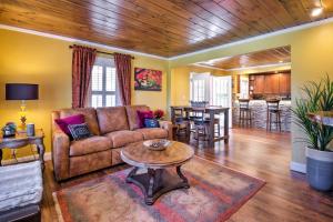 Lovely Cottage with Sauna and Fire Pit Near Asheville!