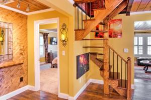 Lovely Cottage with Sauna and Fire Pit Near Asheville!