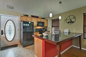 Gatlinburg Getaway with Pool Table and Mountain Views!