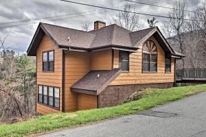 Gatlinburg Getaway with Pool Table and Mountain Views!