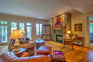 Spacious Highlands Escape with Screened-In Porch!