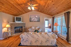 Cozy Dale Hollow Lake Cabin with Deck and Creek Views!