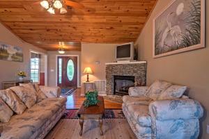 Cozy Dale Hollow Lake Cabin with Deck and Creek Views!