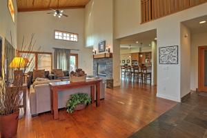 Updated Spacious Truckee Home Hot Tub and BBQ Patio