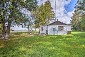 Lovely Lake Huron Getaway Beach Access and Kayaks!