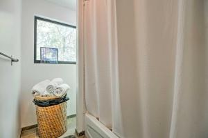 Peaceful East Hampton Apt with Yard and Shared Pool!