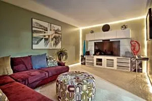 Suburban Detroit Home with Porch, Yard and Fire Pit! - بونتياك