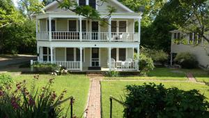 Holiday Home room in Historic Jefferson Cottage by City Park and Downtown