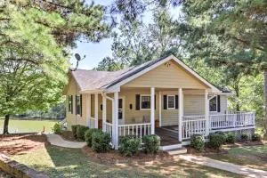 Lakefront Cottage with Private Hot Tub! - Jefferson