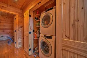 Warm and Cozy Cabin with Deck on Top of the Blue Ridge - Low Gap