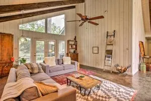 Pet-Friendly Lake Athens Home with Fireplace! - Murchison