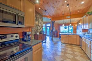Mtn-View Cabin with Private Hot Tub in Gatlinburg!