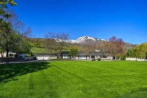 Wellsville House with Mtn Views and Pickleball Court! - Smithfield