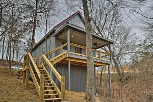 Cozy East Bernstadt Cabin with Porch and Fishing Lake! - East Bernstadt