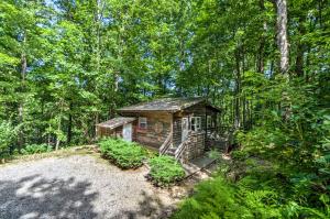 obrázek - The Coop Robbinsville Cabin with Screened Porch!