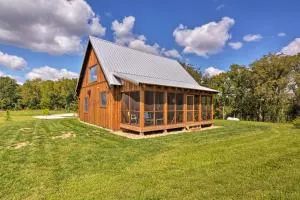 Greenfield Cabin with Screened-In Porch and Fire Pit! - Sheldon
