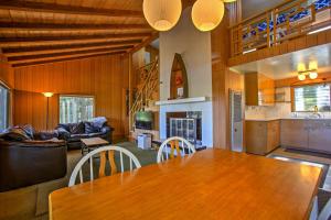 Lakefront Branch Cottage with Dock, Kayaks and Grill!