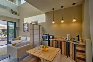 Cozy Casita with Mtn View and Pool and Hot Tub Access