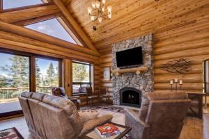 3 Mi to Slopes Breck Cabin with Hot Tub and Views