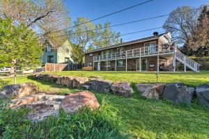 11 Mi to Denver Zoo Lakewood Studio with Fire Pit!