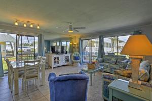 Apartment room in Destin Condo with Deck Golf Pool and Beach Access!