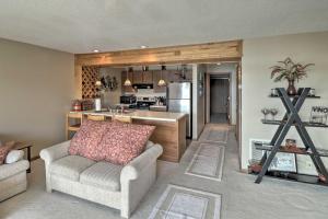 Pool and Fishing Docks Couples Lake Ozark Condo