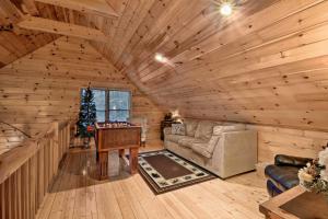 Riverside Ellijay Cabin w Hot Tub & Game Room