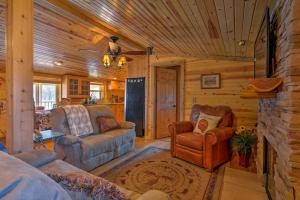 Bartlesville Cabin with Pool, Hot Tub and Trampoline!