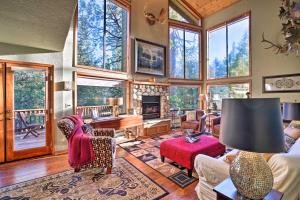 Cozy Idyllwild Cabin with Decks - Steps from Hiking! - 4hvězdičkové hotely ve městě Idyllwild