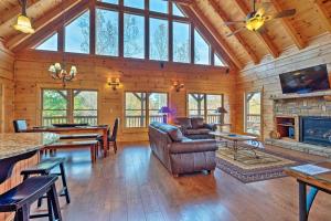Smoky Mountain Views and Hot Tub Spacious Cabin!
