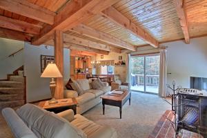Apartment room in 4-Season Bartlett Condo - 1 Mi to Attitash Mtn