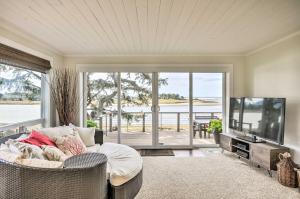 Waterfront Seaside Beach Home with Views and Hot Tub!