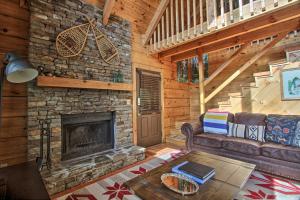 Scenic Solitude with Hot Tub 3 Mi to Pigeon Forge