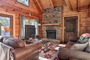 Scenic Solitude with Hot Tub 3 Mi to Pigeon Forge