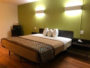 King Room - Non-Smoking room in Americas Best Value Inn Scottsbluff