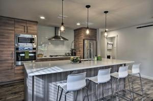 Sleek Riverfront Condo on Pier in Downtown Astoria