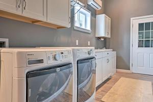 Ladera Wimberley Estate on 13 Acres with Hot Tub