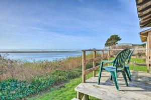 obrázek - Smith River Vintage Cabin with Oceanfront Deck and Views!