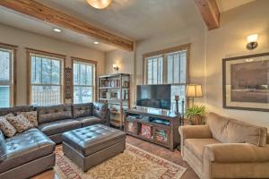 Updated Townhome w Hot Tub - Walk to Downtown!