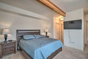 Updated Townhome w Hot Tub - Walk to Downtown!