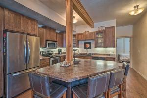 Updated Townhome w Hot Tub - Walk to Downtown!