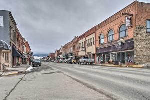 Updated Townhome w Hot Tub - Walk to Downtown!