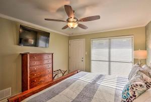 1 Mi to Port Aransas Beach Condo with Pool Access