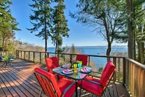 Puget Sound Escape Private Beach and Oversized Deck - Agate Point