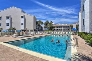 Beachfront Englewood Condo with Community Pool!