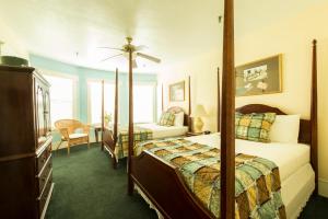 Standard Room with Two Double Beds room in Lakeside Inn on Lake Dora