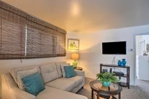 Hip Downtown Cottage - Walk to Beach, Pier, Dining - Au Gres