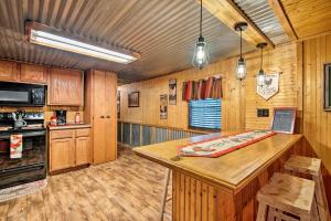 Hot Tub and Fire Pit Hochatown Family Home