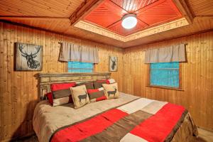 Hot Tub and Fire Pit Hochatown Family Home