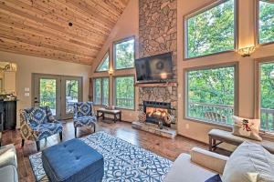 Wintergreen Resort Home with Deck Walk to Slopes - 3hvězdičkové hotely ve městě Wintergreen